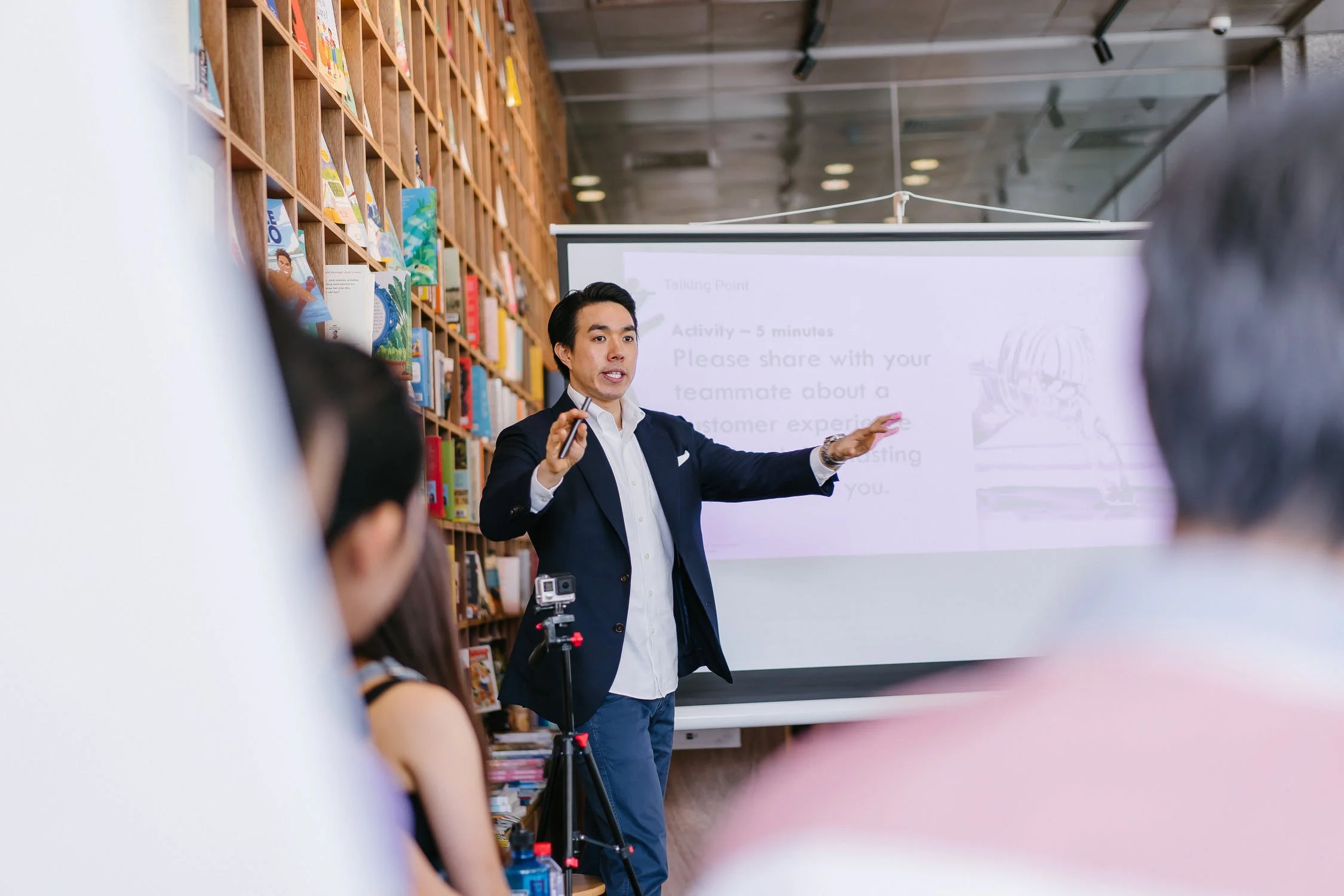 Incito-Difference-Between-5s-and Instructor presenting to a classroom